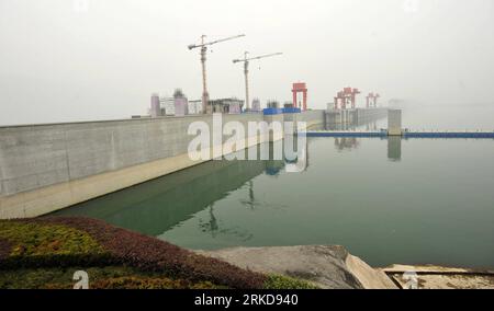 Bildnummer: 54888623  Datum: 08.02.2011  Copyright: imago/Xinhua YICHANG, Feb. 8, 2011 (Xinhua) -- A section of the Three Gorges Dam is seen in Yichang, central China s Hubei Province, Feb. 8, 2011. The water level at the Three Gorges Reservior dropped to 170 meters on Tuesday after having discharge five billion cubic meters of water since the end of 2010 to alleviate droughts in the middle and low reaches of the Yangtze River. (Xinhua/Zheng Jiayu) (ljh) CHINA-HUBEI-THREE GORGES RESERVOIR-WATER LEVEL (CN) PUBLICATIONxNOTxINxCHN Wirtschaft Dreischluchtenstaudamm Staudamm Dreischluchten kbdig xu Stock Photo