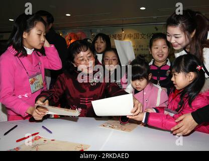 Bildnummer: 54897328  Datum: 10.02.2011  Copyright: imago/Xinhua SEOUL, Feb. 10, 2011 (Xinhua) -- Sun Minqin (2nd L, Front), wife of Chinese Ambassador to South Korea, experiences Chinese culture with children at the China Cultural Center in Seoul, capital of South Korea, on Feb. 10, 2011. Children, whose parents from China and South Korea respectively, experienced Chinese culture together here on Thursday. (Xinhua/Park Jin Hee) (lr) SOUTH KOREA-SEOUL-INTERNATIONAL FAMILY-CHINESE CULTURE-EXPERIENCE PUBLICATIONxNOTxINxCHN Politik People kbdig xub 2011 quer o0 Südkorea    Bildnummer 54897328 Dat Stock Photo