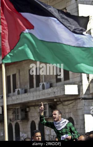 Bildnummer: 54921399  Datum: 17.02.2011  Copyright: imago/Xinhua (110217) -- RAMALLAH, Feb. 17, 2011 (Xinhua) -- Palestinians take part in a rally calling for ending the Palestinian division, in the West Bank city of Ramallah on Feb. 17, 2011. More than 3000 protesters call for free elections and the reconciliation between the two rival factions of Fatah and Hamas. (Xinhua/Fadi Arouri) (xhn) MIDEAST-RAMALLAH-RALLY PUBLICATIONxNOTxINxCHN Gesellschaft Politik Demo Protest Ende der Teilung kbdig xub 2011 hoch Highlight premiumd o0 Fahne    Bildnummer 54921399 Date 17 02 2011 Copyright Imago XINHU Stock Photo