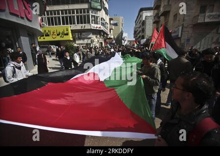 Bildnummer: 54921400  Datum: 17.02.2011  Copyright: imago/Xinhua (110217) -- RAMALLAH, Feb. 17, 2011 (Xinhua) -- Palestinians hold a huge national flag during a rally calling for ending the Palestinian division, in the West Bank city of Ramallah on Feb. 17, 2011. More than 3000 protesters call for free elections and the reconciliation between the two rival factions of Fatah and Hamas. (Xinhua/Fadi Arouri) (xhn) MIDEAST-RAMALLAH-RALLY PUBLICATIONxNOTxINxCHN Gesellschaft Politik Demo Protest Ende der Teilung kbdig xub 2011 quer premiumd  o0 Fahne    Bildnummer 54921400 Date 17 02 2011 Copyright Stock Photo