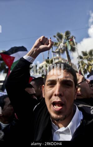 Bildnummer: 54921402  Datum: 17.02.2011  Copyright: imago/Xinhua (110217) -- RAMALLAH, Feb. 17, 2011 (Xinhua) -- A Palestinian man takes part in a rally calling for ending the Palestinian division, in the West Bank city of Ramallah on Feb. 17, 2011. More than 3000 protesters call for free elections and the reconciliation between the two rival factions of Fatah and Hamas. (Xinhua/Fadi Arouri) (xhn) MIDEAST-RAMALLAH-RALLY PUBLICATIONxNOTxINxCHN Gesellschaft Politik Demo Protest Ende der Teilung kbdig xub 2011 hoch premiumd     Bildnummer 54921402 Date 17 02 2011 Copyright Imago XINHUA  Ramallah Stock Photo