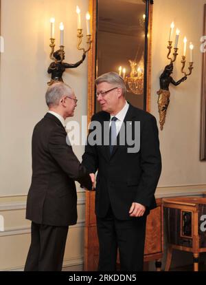 Bildnummer: 54922174  Datum: 17.02.2011  Copyright: imago/Xinhua RIGA, Feb. 18, 2011 (Xinhua) -- President of the European Council Herman Van Rompuy (L) meets with Latvian President Valdis Zatlers during his half-day visit to Latvia in Riga, capital of Latvia, Feb. 17, 2011. Herman Van Rompuy expressed his hope that Latvia join the euro zone as soon as possible, on a press conference after his meeting with Latvian Prime Minister Dombrovskis on Thursday. (Xinhua/Yang Dehong) (djj) LATVIA-RIGA-EU-EURO ZONE PUBLICATIONxNOTxINxCHN People Politik kbdig xsp 2011 hoch    Bildnummer 54922174 Date 17 0 Stock Photo