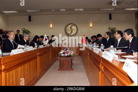 Bildnummer: 54945912  Datum: 23.02.2011  Copyright: imago/Xinhua (110223) -- SEOUL, Feb. 23, 2011 (Xinhua) -- Chinese Foreign Minster Yang Jiechi (3rd, R) meets with South Korean Foreign Minister Kim Sung-hwan (2nd, L) in Seoul, capital of South Korea, Feb. 23, 2011. (Xinhua/He Lulu) (lyi) SOUTH KOREA-CHINA-FMS-MEETING PUBLICATIONxNOTxINxCHN People Politik kbdig xdp 2011 quer     Bildnummer 54945912 Date 23 02 2011 Copyright Imago XINHUA  Seoul Feb 23 2011 XINHUA Chinese Foreign Minster Yang Jiechi 3rd r Meets With South Korean Foreign Ministers Kim Recovery Hwan 2nd l in Seoul Capital of Sout Stock Photo