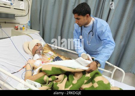 Bildnummer: 54946677  Datum: 23.02.2011  Copyright: imago/Xinhua (110223) -- DERNA(LIBYA), Feb. 23, 2011 (Xinhua) -- An injured anti-government protester receives treatment at a hospital in the eastern Libyan town of Derna on Feb. 23, 2011. Unrest shook Libya in recent days as government crackdowns on protesters have resulted in mass casualties, according to human rights groups. (Xinhua/Nasser Nouri) (zw) LIBYA-UNREST-DERNA PUBLICATIONxNOTxINxCHN Gesellschaft Politik Unruhe Revolte Verletzung kbdig xdp 2011 quer  o0 Demonstrant, Verletzter, Medizinische Versorgung, Krankenhaus o00 Ostlibyen Stock Photo