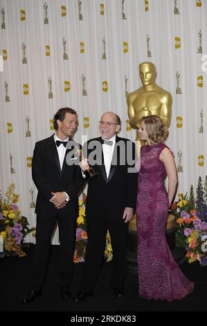 Bildnummer: 54961521  Datum: 27.02.2011  Copyright: imago/Xinhua (110228) -- HOLLYWOOD, Feb. 28, 2011 (Xinhua) -- Richard King (C) poses with the trophy after winning the best Sound Editing of the 83rd Annual Academy Awards for film Inception as Matthew McConaughey (L) and Scarlett Johansson stand by at the Kodak Theater in Hollywood, California, the United States, Feb. 27, 2011. (Xinhua/Qi Heng) (cl) U.S.-HOLLYWOOD-OSCARS-WINNERS PUBLICATIONxNOTxINxCHN Entertainment People Film Oscar Verleihung Oscarverleihung Los Angeles Preisträger kbdig xkg 2011 hoch o0 Bester Ton, Mc Conaughey    Bildnumm Stock Photo