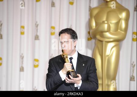 Bildnummer: 54961515  Datum: 27.02.2011  Copyright: imago/Xinhua (110228) -- HOLLYWOOD, Feb. 28, 2011 (Xinhua) -- Lee Unkrich kisses the trophy after winning the best Animated Feature Film of the 83rd Annual Academy Awards for the film Toy Story 3 at the Kodak Theater in Hollywood, California, the United States, Feb. 27, 2011. (Xinhua/Qi Heng) (cl) U.S.-HOLLYWOOD-OSCARS-WINNERS PUBLICATIONxNOTxINxCHN Entertainment People Film Oscar Verleihung Oscarverleihung Los Angeles Preisträger kbdig xkg 2011 quer o0 Bester Animationsfilm, Kuss    Bildnummer 54961515 Date 27 02 2011 Copyright Imago XINHUA Stock Photo