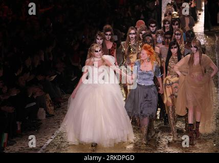 Bildnummer: 54984223  Datum: 04.03.2011  Copyright: imago/Xinhua Paris, March 5 (Xinhua) -- Westwood (C, front) walks on the catwalk with her models following the presentation of her Fall-Winter 2011/2012 women s ready-to-wear fashion collection during Paris Fashion Week, in Paris, France, March 4, 2011. (Xinhua/Gao Jing) (jl) FRANCE-PARIS-FASHION-VIVIENNE WESTWOOD PUBLICATIONxNOTxINxCHN People Kultur Entertainment Mode Modenschau Fashionweek premiumd kbdig xmk 2011 quer o0 herself Totale    Bildnummer 54984223 Date 04 03 2011 Copyright Imago XINHUA Paris March 5 XINHUA Westwood C Front Walks Stock Photo