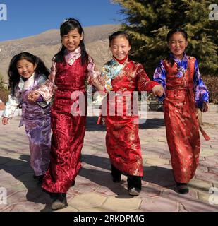 Bildnummer: 54984338  Datum: 05.03.2011  Copyright: imago/Xinhua LHASA, March 5, 2011 (Xinhua) -- Girls wearing new clothes are seen on street in Lhasa, capital of southwest China s Tibet Autonomous Region, March 5, 2011. Local residents of Lhasa celebrated the Tibetan New Year on Saturday. (Xinhua/Chogo) (zgp) CHINA-LHASA-TIBETAN NEW YEAR-CELEBRATION (CN) PUBLICATIONxNOTxINxCHN Reisen Asien Land Leute Bevölkerung kbdig xmk 2011 quadrat o0 Neujahr Kind    Bildnummer 54984338 Date 05 03 2011 Copyright Imago XINHUA Lhasa March 5 2011 XINHUA Girls Wearing New Clothes are Lakes ON Street in Lhasa Stock Photo