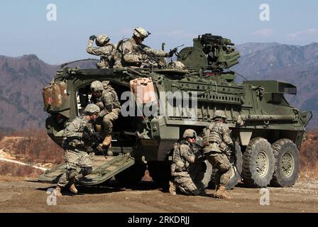Bildnummer: 54990927  Datum: 07.03.2011  Copyright: imago/Xinhua (110307) -- SEOUL, March 7, 2011 (Xinhua) -- U.S. soldiers from Stryker Brigade team participate in the South Korea-U.S. joint military exercise Key Resolve/Foal Eagle in Pocheon, Gyeonggi Province of South Korea, on March 7, 2011. South Korean and U.S. soldiers on Monday displayed their readiness against any possible threats in a live-fire exercise which involved the Stryker Interim Armored Vehicles. (Xinhua/Park Jin Hee) (lr) SOUTH KOREA-POCHEON-SOUTH KOREA-U.S. JOINT MILITARY EXERCISE-STRYKER PUBLICATIONxNOTxINxCHN Gesellschaf Stock Photo