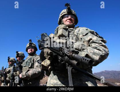 Bildnummer: 54990922  Datum: 07.03.2011  Copyright: imago/Xinhua (110307) -- SEOUL, March 7, 2011 (Xinhua) -- U.S. soldiers from Stryker Brigade team participate in the South Korea-U.S. joint military exercise Key Resolve/Foal Eagle in Pocheon, Gyeonggi Province of South Korea, on March 7, 2011. South Korean and U.S. soldiers on Monday displayed their readiness against any possible threats in a live-fire exercise which involved the Stryker Interim Armored Vehicles. (Xinhua/Park Jin Hee) (lr) SOUTH KOREA-POCHEON-SOUTH KOREA-U.S. JOINT MILITARY EXERCISE-STRYKER PUBLICATIONxNOTxINxCHN Gesellschaf Stock Photo