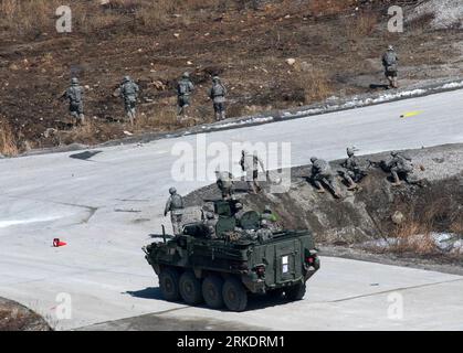 Bildnummer: 54990926  Datum: 07.03.2011  Copyright: imago/Xinhua (110307) -- SEOUL, March 7, 2011 (Xinhua) -- U.S. soldiers from Stryker Brigade team participate in the South Korea-U.S. joint military exercise Key Resolve/Foal Eagle in Pocheon, Gyeonggi Province of South Korea, on March 7, 2011. South Korean and U.S. soldiers on Monday displayed their readiness against any possible threats in a live-fire exercise which involved the Stryker Interim Armored Vehicles. (Xinhua/Park Jin Hee) (lr) SOUTH KOREA-POCHEON-SOUTH KOREA-U.S. JOINT MILITARY EXERCISE-STRYKER PUBLICATIONxNOTxINxCHN Gesellschaf Stock Photo