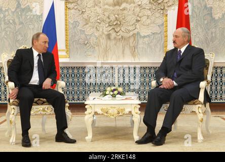 Bildnummer: 55031732  Datum: 16.03.2011  Copyright: imago/Xinhua (110316) -- MINSK, March 16, 2011 (Xinhua) -- Belarussian President Alexander Lukashenko (R) meets with visiting Russian Prime Minister Vladimir Putin in Minsk, March 15, 2011. During the meeting, Putin said the safety of Belarusian future nuclear plant would be higher than those of Japan. Russia will build a nuclear power station for Belarus at a cost of 9.4 billion U.S. dollars, according to an agreement signed in Minsk Tuesday, local media reported. (Xinhua/Beltag) (zx) BELARUS-MINSK-PUTIN-VISIT PUBLICATIONxNOTxINxCHN People P Stock Photo