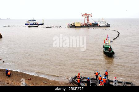 Bildnummer: 55039188  Datum: 16.03.2011  Copyright: imago/Xinhua (110317) -- CHENGSI, March 17, 2011 (Xinhua) -- Vessels are seen laying the submarine cables in Shengsi Island, Zhoushan City, east China s Zhejiang Province, March 16, 2011. Three homemade 110KV submarine cables each with length of 34 kilometers are laid here to supply power.(Xinhua/Xu Yu) (lfj) CHINA-ZHEJIANG-SUBMARINE CABLE-LAYING (CN) PUBLICATIONxNOTxINxCHN Wirtschaft Arbeitswelten Gesellschaft Kabel Verlegung Kabelverlegung kbdig xsk 2011 quer  o0 Unterwasserkabel, Seekabel, Totale, Schiff    Bildnummer 55039188 Date 16 03 2 Stock Photo