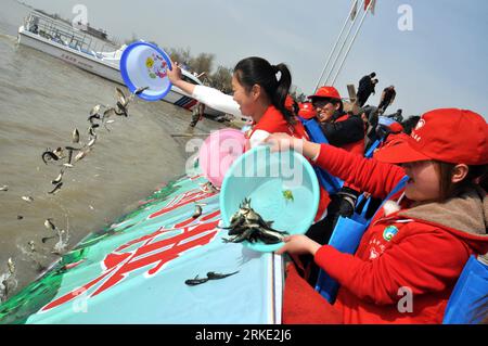 Bildnummer: 55042091  Datum: 18.03.2011  Copyright: imago/Xinhua (110318) -- HONGZE, March 18, 2011 (Xinhua) -- Volunteers release fish fry at the Hongze Lake Bay in Hongze County, east China s Jiangsu Province, March 18, 2011. A fish fry releasing festival started at the bay Friday. A total of 220,000 fish fry were released into the lake. (Xinhua/Chen Liang) (mcg) CHINA-JIANGSU-HONGZE LAKE-FRY-RELEASE (CN) PUBLICATIONxNOTxINxCHN Gesellschaft kbdig xsk 2011 quer o0 Fische Freilassung aussetzen See    Bildnummer 55042091 Date 18 03 2011 Copyright Imago XINHUA  Hongze March 18 2011 XINHUA Volunt Stock Photo