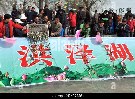 Bildnummer: 55042089  Datum: 18.03.2011  Copyright: imago/Xinhua (110318) -- HONGZE, March 18, 2011 (Xinhua) -- release fish fry at the Hongze Lake Bay in Hongze County, east China s Jiangsu Province, March 18, 2011. A fish fry releasing festival started at the bay Friday. A total of 220,000 fish fry were released into the lake. (Xinhua/Chen Liang) (mcg) CHINA-JIANGSU-HONGZE LAKE-FRY-RELEASE (CN) PUBLICATIONxNOTxINxCHN Gesellschaft kbdig xsk 2011 quer o0 Fische Freilassung aussetzen See    Bildnummer 55042089 Date 18 03 2011 Copyright Imago XINHUA  Hongze March 18 2011 XINHUA Release Fish Fry Stock Photo