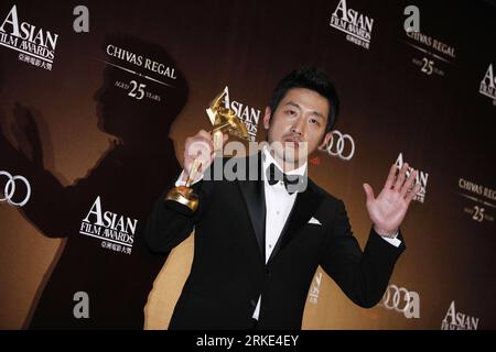 Bildnummer: 55049909  Datum: 21.03.2011  Copyright: imago/Xinhua (110322) -- HONG KONG, March 22, 2011 (Xinhua) -- Actor Ha Jung-woo of South Korea poses with his trophy after taking the Best Actor award for his role in the film The Yellow Sea , at the Asian Film Awards in Hong Kong, south China, on March 21, 2011. (Xinhua/Duan Zhuoli) (ly) CHINA-HONG KONG-ASIAN FILM AWARDS (CN) PUBLICATIONxNOTxINxCHN Kultur People Film Preisverleihung Preisträger premiumd kbdig xsp xo0x 2011 quer     Bildnummer 55049909 Date 21 03 2011 Copyright Imago XINHUA  Hong Kong March 22 2011 XINHUA Actor Ha Young Woo Stock Photo