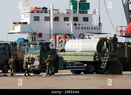 Bildnummer: 55056579  Datum: 23.03.2011  Copyright: imago/Xinhua ANMYONDO, March 23, 2011 (Xinhua) -- Soldiers participate in the Combined Joint Logistics Over-The-Shore Operations (CJLOTS) during the joint military exercise Foal Eagle 2011 between South Korea and the United States at Anmyeondo beach in Chungcheong province of South Korea on March 23, 2011. South Korea and the United States started the month-long joint military exercise, Foal Eagle , on Feb. 28. (Xinhua/Park Jin Hee) (zf) SOUTH KOREA-ANMYONDO-THE UNITED STATES-MILITARY EXERCISE PUBLICATIONxNOTxINxCHN Gesellschaft Militär Übung Stock Photo