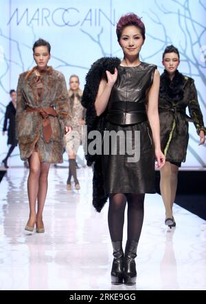 Bildnummer: 55146103  Datum: 30.03.2011  Copyright: imago/Xinhua (110330) -- BEIJING, March 30, 2011 (Xinhua) -- Hong Kong Actress Miriam Yeung displays a creation for the Marc Cain Autumn and Winter collection during China Fashion Week in Beijing, capital of China, March 30, 2011.(Xinhua/Chen Jianli) (zhs) CHINA-BEIJING-FASHION-MIRIAM YEUNG (CN) PUBLICATIONxNOTxINxCHN Entertainment Kultur Mode Modenschau Modewoche Damenmode xo0x kbdig xub 2011 hoch     Bildnummer 55146103 Date 30 03 2011 Copyright Imago XINHUA  Beijing March 30 2011 XINHUA Hong Kong actress Miriam Yeung Displays a Creation fo Stock Photo