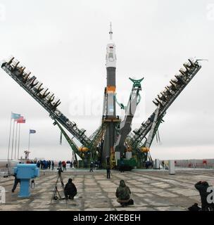 Bildnummer: 55198060  Datum: 02.04.2011  Copyright: imago/Xinhua (110402) -- BAIKONUR COSMODROME, April 2, 2011 (Xinhua) -- The Soyuz TMA-21 spacecraft is seen on the launch pad at Baikonur cosmodrome in Kazakhstan, April 2, 2011. Russian manned spacecraft Soyuz TMA-21 has been transported to the launch pad and raised to a vertical position, ready to blast off on April 5. The launch is dedicated to the 50th anniversary of the first flight into space in 1961 carried out by Russian cosmonaut Yuri Gagarin. (Xinhua) (wjd) KAZAKHSTAN-BAIKONUR COSMODROME-SOYUZ TMA-21-PREPARATION PUBLICATIONxNOTxINxC Stock Photo