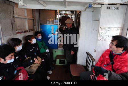 Bildnummer: 55207741  Datum: 03.04.2011  Copyright: imago/Xinhua KESENNUMA, April 3, 2011 (Xinhua) -- Susumu Sugawara (2nd R) expresses his gratitude to volunteers to help Oshima, an offshore island of Kesennuma of Miyagi Prefecture, Japan, April 3, 2011. Susumu Sugawara, captain of the ferry Himawari , has been transporting injured and relief goods between Oshima and outside since the devastated earthquake and tsunami with his ferry, which he saved by driving it through 10-metre-high waves during the tsunami. The ferry becomes the only one to link the transportation between Oshima and outside Stock Photo