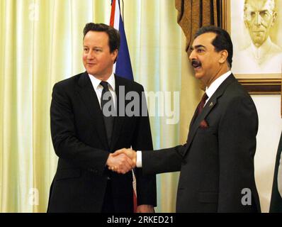 Bildnummer: 55236439  Datum: 05.04.2011  Copyright: imago/Xinhua (110405) -- ISLAMABAD, April 5, 2011 (Xinhua) -- British Prime Minister David Cameron (L) shakes hands with his Pakistani counterpart Syed Yousuf Raza Gilani (R) as they arrive for talks at the Prime Minister s House in Islamabad, Pakistan, on April 5, 2011. British Prime Minister David Cameron held strategic talks with his Pakistani counterpart Syed Yousuf Raza Gilani on Tuesday and discussed ways to further boost economic and anti-terror cooperation. (Xinhua/Ahmad Kamal) (lmz) PAKISTAN-ISLAMABAD-CAMERON-VISIT PUBLICATIONxNOTxIN Stock Photo