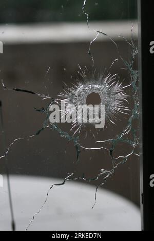 Bildnummer: 55237023  Datum: 05.04.2011  Copyright: imago/Xinhua (110406) -- ABIDJAN, April 6, 2011 (Xinhua) -- This photo taken on April 5, 2011, shows bullet holes on the window of a civilian building in Treichville district in Abidjan, Cote d Ivoire. Ceasefire is apparently in place hours after calls on Tuesday from Cote d Ivoire s incumbent , who is reportedly negotiating terms of departure from power after the final offensive launched the previous day by the rival forces backed by French and UN troops. (Xinhua) (lmz) COTE D IVOIRE-UN-FRANCE-MILITARY OPERATION-AFTERMATH PUBLICATIONxNOTxINx Stock Photo