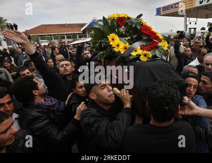 Bildnummer: 55240948  Datum: 06.04.2011  Copyright: imago/Xinhua (110406)-- WEST BANK, April 6, 2011 (Xinhua) -- carry the coffin of the Israeli-Arab theater actor and peace activist Juliano Mer-Khamis during his funeral at al Jalama Israeli checkpoint near the West Bank city of Jenin, April 6 2011. Mer-Khamis, 52, was shot dead Monday by unknown gunmen in Jenin. (Xinhua/Ayman Nobani)(msq) MIDEAST-WEST BANK-MER-KHAMIS-FUNERAL PUBLICATIONxNOTxINxCHN Kultur Gesellschaft Theater Schauspieler People tot erschossen ermordet Mord Trauer Beerdigung Regisseur kbdig xub 2011 quer premiumd o0 Sarg    Bi Stock Photo