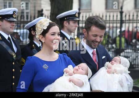 Bildnummer: 55263544  Datum: 14.04.2011  Copyright: imago/Xinhua (110414) -- COPENHAGEN, April 14, 2011 (Xinhua) -- Crown Prince Frederik of Denmark and his wife Crown Princess Mary greet guests and the media at the baptism of their twin children, Vincent and Josephine, in front of the 16th-century Holmens Church in the Danish capital Copenhagen on April 14, 2011. (Xinhua/Devapriyo Das) DENMARK-PRINCE FREDERIK-TWIN BABIES-BAPTISM PUBLICATIONxNOTxINxCHN Entertainment Gesellschaft People Adel Dänemark Königshaus Taufe Kinder Familie Zwillinge kbdig xub 2011 quer premiumd  o0 Familie, Frau, Mann, Stock Photo