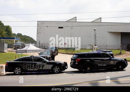 Atlanta, USA. 24th Aug, 2023. A police officer is seen outside the Fulton County Jail in Atlanta, Georgia, the United States, Aug. 24, 2023. Former U.S. President Donald Trump turned himself in on Thursday to the authorities in Atlanta for the Georgia election interference case. Credit: Matthew Pendry/Xinhua/Alamy Live News Stock Photo
