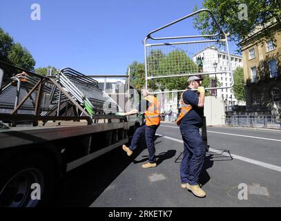 Bildnummer: 55295538  Datum: 27.04.2011  Copyright: imago/Xinhua (110428) -- LONDON, April 28, 2011 (Xinhua) -- Workers prepare to install fences on the royal wedding route in London, Britain, April 27, 2011. Preparation works continue as increasingly more tourists are being attracted to London to witness the wedding of Prince William and Kate Middleton, which will be held at Westminster Abbey on April 29. (Xinhua/Zeng Yi) UK-LONDON-ROYAL WEDDING-PREPARATION PUBLICATIONxNOTxINxCHN Entertainment Gesellschaft Kultur London People Adel GBR Königshaus Hochzeit Kate Middleton Prinz William kbdig xs Stock Photo