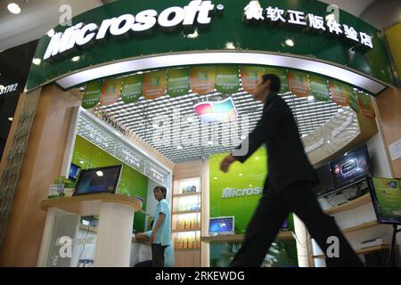 Bildnummer: 55301643  Datum: 28.04.2011  Copyright: imago/Xinhua (110428) -- BEIJING, April 28, 2011 (Xinhua) -- A man walks past a Microsoft experience store in Beijing, capital of China, April 28, 2011. Microsoft opened its first experience center on the Chinese mainland in the Chinese capital on Tuesday. (Xinhua/Cui Xinyu) (ljh) CHINA-BEIJING-MICROSOFT-EXPERIENCE STORE-OPEN PUBLICATIONxNOTxINxCHN Wirtschaft kbdig xcb 2011 quer     Bildnummer 55301643 Date 28 04 2011 Copyright Imago XINHUA  Beijing April 28 2011 XINHUA a Man Walks Past a Microsoft Experience Store in Beijing Capital of China Stock Photo