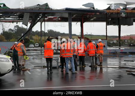 Bildnummer: 55312260  Datum: 03.05.2011  Copyright: imago/Xinhua AUCKLAND, May 3, 2011 (Xinhua) -- Rescuers stand in front of a shopping center damaged during a tornado in Albany, North Auckland, New Zealand, May 3, 2011. At least two have died and more than 20 were injured after a freak tornado ripped through a shopping mall in the north New Zealand s largest city of Auckland Tuesday.(Xinhua/NZPA/David Rowland) (djj) NEW ZEALAND-AUCKLAND-TORNADO PUBLICATIONxNOTxINxCHN Gesellschaft Neuseeland Tornado Wetter Sturm Schäden kbdig xcb 2011 quer o0 Zerstörung Einkaufszentrum    Bildnummer 55312260 Stock Photo