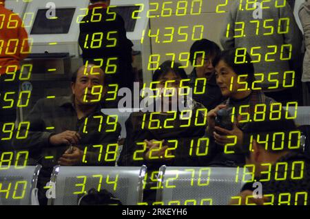 Bildnummer: 55315503  Datum: 04.05.2011  Copyright: imago/Xinhua (110504) -- HANGZHOU, May 4, 2011 (Xinhua) -- The image of investors are reflected in an electronic board at a stock trading hall in Hangzhou, capital of east China s Zhejiang Province, May 4, 2011. Chinese shares fell sharply Wednesday with the benchmark Shanghai Composite Index hitting its lowest point in more than two months. The index finished at 2,866.02, down 66.17 points, or 2.26 percent. The Shenzhen Component Index fell 2.84 percent, or 353.06 points, to close at 12,070.41. (Xinhua/Huang Zongzhi)(hdt) CHINA-STOCKS-DECLIN Stock Photo