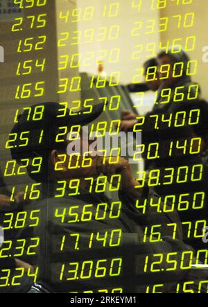 Bildnummer: 55315504  Datum: 04.05.2011  Copyright: imago/Xinhua (110504) -- HANGZHOU, May 4, 2011 (Xinhua) -- The image of an investor is reflected in an electronic board at a stock trading hall in Hangzhou, capital of east China s Zhejiang Province, May 4, 2011. Chinese shares fell sharply Wednesday with the benchmark Shanghai Composite Index hitting its lowest point in more than two months. The index finished at 2,866.02, down 66.17 points, or 2.26 percent. The Shenzhen Component Index fell 2.84 percent, or 353.06 points, to close at 12,070.41. (Xinhua/Huang Zongzhi)(hdt) CHINA-STOCKS-DECLI Stock Photo