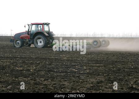 Bildnummer: 55315534  Datum: 04.05.2011  Copyright: imago/Xinhua (110504) -- KESHAN, May. 4, 2011 (Xinhua) -- A tractor works in the field in Keshan County of Qiqihar, northeast China s Heilongjiang Province, May 4, 2011, to plant soya beans. (Xinhua/Guan Jiantao) (cxy) CHINA-HEILONGJIANG-QIQIHAR-MECHANICAL PLOUGHING (CN) PUBLICATIONxNOTxINxCHN Wirtschaft Landwirtschaft kbdig xkg 2011 quer o0 Traktor    Bildnummer 55315534 Date 04 05 2011 Copyright Imago XINHUA  Keshan May 4 2011 XINHUA a Tractor Works in The Field in Keshan County of Qiqihar Northeast China S Heilongjiang Province May 4 2011 Stock Photo