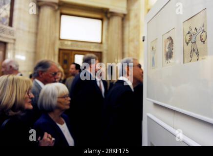 Bildnummer: 55323240  Datum: 06.05.2011  Copyright: imago/Xinhua (110506) -- VIENNA, May 6, 2011 (Xinhua) -- watch paintings on China by Austrian painter Friedrich Schiff during an art exhibition titled Look through the Dragon Skin in Vienna, capital of Austria, May 6, 2011. The paintings in canvass, watercolor and cartoon drawn by Friedrich Schiff vividly showed his passion on the daily life of the Chinese in 17 years that he stayed in China in the 1930s and 1940s. (Xinhua/Xu Liang) AUSTRIA-VIENNA-SCHIFF-ART EXHIBITION PUBLICATIONxNOTxINxCHN Kultu Kunst Ausstellung xo0x kbdig xub 2011 quer Stock Photo