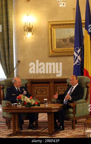 Bildnummer: 55338830  Datum: 11.05.2011  Copyright: imago/Xinhua (110511) -- BUCHAREST, May 11, 2011 (Xinhua) -- Romanian President Traian Basescu (R) meets with visiting USA-TRANSCOM Commander, General Duncan J. McNabb in Bucharest, capital of Romania, May 11, 2011. (Xinhua/Gabriel Petrescu) ROMANIA-U.S.-DIPLOMACY PUBLICATIONxNOTxINxCHN People Politik kbdig xsp 2011 hoch o0 Mc Nabb    Bildnummer 55338830 Date 11 05 2011 Copyright Imago XINHUA  Bucharest May 11 2011 XINHUA Romanian President Traian Basescu r Meets With Visiting USA Transcom Commander General Duncan J Mcnabb in Bucharest Capita Stock Photo