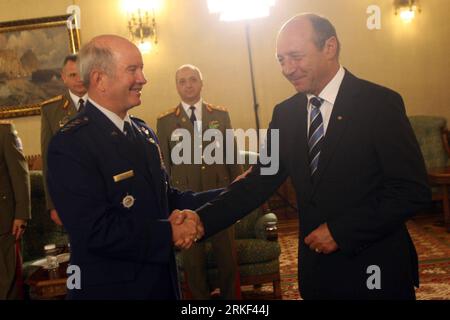 Bildnummer: 55338829  Datum: 11.05.2011  Copyright: imago/Xinhua (110511) -- BUCHAREST, May 11, 2011 (Xinhua) -- Romanian President Traian Basescu (R) shakes hands with visiting USA-TRANSCOM Commander, General Duncan J. McNabb in Bucharest, capital of Romania, May 11, 2011. (Xinhua/Gabriel Petrescu) ROMANIA-U.S.-DIPLOMACY PUBLICATIONxNOTxINxCHN People Politik kbdig xsp 2011 quer o0 Mc Nabb    Bildnummer 55338829 Date 11 05 2011 Copyright Imago XINHUA  Bucharest May 11 2011 XINHUA Romanian President Traian Basescu r Shakes Hands With Visiting USA Transcom Commander General Duncan J Mcnabb in Bu Stock Photo