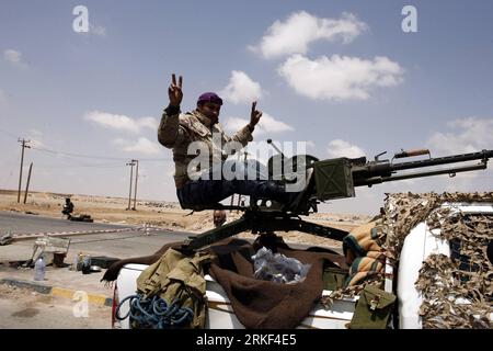 Bildnummer: 55342640  Datum: 12.05.2011  Copyright: imago/Xinhua (110513) -- AJDABIYA, May 13, 2011 (Xinhua) -- A Libyan rebel returns from the front line on the outskirts of the eastern city of Ajdabiya, between the rebel-held east and the mainly government-held west, on May 12, 2011. (Xinhua/Wissam Nassar) (ypf) LIBYA-AJDABIYA-REBEL FIGHTER PUBLICATIONxNOTxINxCHN Gesellschaft Politik Unruhen Revolte Aufstand Militär Rebellen kbdig xub 2011 quer  o0 Maschinengewehr, V, Victory, Gestik    Bildnummer 55342640 Date 12 05 2011 Copyright Imago XINHUA   May 13 2011 XINHUA a Libyan Rebel Returns fro Stock Photo
