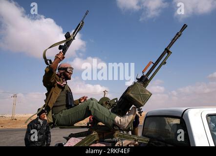 Bildnummer: 55342646  Datum: 12.05.2011  Copyright: imago/Xinhua (110513) -- AJDABIYA, May 13, 2011 (Xinhua) -- A Libyan rebel returns from the front line on the outskirts of the eastern city of Ajdabiya, between the rebel-held east and the mainly government-held west, on May 12, 2011.(Xinhua/Wissam Nassar)(ypf) LIBYA-AJDABIYA-REBEL FIGHTER PUBLICATIONxNOTxINxCHN Gesellschaft Politik Unruhen Revolte Aufstand Militär Rebellen kbdig xub 2011 quer premiumd  o0 Maschinengewehr, Freude    Bildnummer 55342646 Date 12 05 2011 Copyright Imago XINHUA   May 13 2011 XINHUA a Libyan Rebel Returns from The Stock Photo
