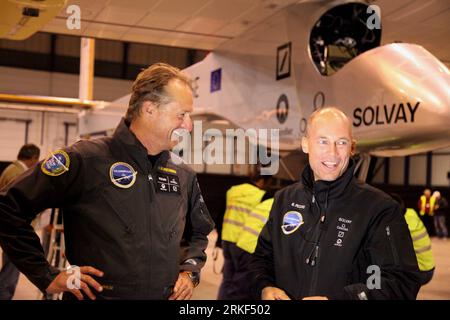 Bildnummer: 55345942  Datum: 13.05.2011  Copyright: imago/Xinhua (110514) -- BRUSSELS, May 14, 2011 (Xinhua) -- Swiss pilot Andre Borschberg (L) speaks to Bertrand Piccard, initiator of the Solar Impulse project after flying Solar Impulse, a solar-powered plane, for a nearly 13-hour trip at the Brussels international airport in Brussels, May 13, 2011. The plane made its first international trip from Switzerland, via France and Luxemburg, to Belgium. (Xinhua/Wang Xiaojun) (zx) BELGIUM-BRUSSELS-SOLAR IMPULSE-FIRST INTERNATIONAL TRIP PUBLICATIONxNOTxINxCHN Gesellschaft People Flug fliegen premium Stock Photo