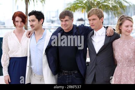Bildnummer: 55345964  Datum: 13.05.2011  Copyright: imago/Xinhua (110513) -- CANNES, May 13, 2011 (Xinhua) -- US director Gus Van Sant (C) poses with screenwriter Jason Lew (2nd L), US producer Bryce Dallas Howard (1st L), US actor Henry Hooper (2nd R) and Australian actress Mia Wasikowska (1st R) during a photocall for the film Restless in competition for the category Un Certain Regard at the 64th Cannes Film Festival in Cannes, France, May, 13, 2011. (Xinhua/Gao Jing) (wjd) FRANCE-FILM-FESTIVAL-CANNES-RESTLESS PUBLICATIONxNOTxINxCHN Kultur Entertainment People Film 64. Internationale Filmfes Stock Photo