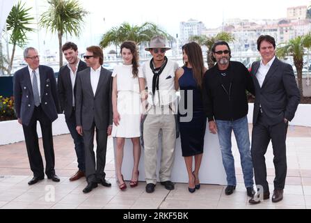 Bildnummer: 55348091  Datum: 14.05.2011  Copyright: imago/Xinhua (110514) -- CANNES, May. 14, 2011 (Xinhua) -- Cast members (L-R) Geoffrey Rush, Sam Claflin, Jerry Bruckheimer, Astrid-Berges Frisbey, Johnny Depp, Penelope Cruz, Ian McShane and Rob Marshall pose during a photocall for the film Pirates Of The Caribbean: On Stranger Tides at the 64th Cannes Film Festival, in Cannes, France, May 14, 2011. (Xinhua/Gao Jing) (zcc) FRANCE-CANNES-PIRATES OF THE CARIBBEAN-PHOTOCALL PUBLICATIONxNOTxINxCHN Kultur Entertainment People Film 64. Internationale Filmfestspiele Cannes Photocall kbdig xkg 2011 Stock Photo