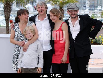 Bildnummer: 55349498  Datum: 15.05.2011  Copyright: imago/Xinhua CANNES, May 15, 2011 (Xinhua) -- (From L to R)Actress Steffi Kuhnert, actor Mika Nilson Seidel, director Andreas Dresen, actress Talisa Lilly Lemke and actor Milan Peschel pose the photocall of Halt auf freier Strecke (Stopped On Track) at the 64th Cannes Film Festival in Cannes, France, on May 15, 2011. (Xinhua/Gao Jing) (msq) FRANCE-CANNES-FILM-FESTIVAL-Halt auf freier Strecke PUBLICATIONxNOTxINxCHN Kultur Entertainment People Film 64. Internationale Filmfestspiele Cannes Photocall kbdig xsk 2011 quer    Bildnummer 55349498 Dat Stock Photo