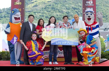 Bildnummer: 55359999  Datum: 18.05.2011  Copyright: imago/Xinhua (110518) -- HONG KONG, May 18, 2011 (Xinhua) -- A family who broke the attendance record is presented a Life VIP Pass at Hong Kong Ocean Park in Hong Kong, south China, May 18, 2011. The ocean park has broken on Wednesday its annual attendance record by surpassing the 5.1 million mark in the current fiscal year ending June 30. (Xinhua/Chen Duo)(zxh) CHINA-HONG KONG-OCEAN PARK-ATTENDANCE RECORD (CN) PUBLICATIONxNOTxINxCHN Gesellschaft kbdig xcb xo0x 2011 quer     Bildnummer 55359999 Date 18 05 2011 Copyright Imago XINHUA  Hong Kon Stock Photo