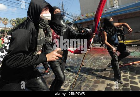 その他 chilli Protesters throw stones at national police officers, during