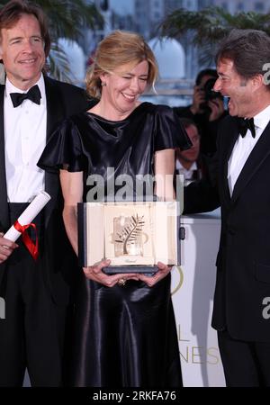 Bildnummer: 55387485  Datum: 22.05.2011  Copyright: imago/Xinhua (110522) -- CANNES, May 22, 2011 (Xinhua) -- Bill Pohlad (L) and Dede Gardner (C), producers of the American film The Tree of Life , present the Palme d Or in Cannes, France, May 22, 2011. The film by American director Terrence Malick has won the 2011 Golden Palm (Palme d Or), the most prestigious award of the 64th Cannes International Film Festival ending on Sunday night. (Xinhua/Gao Jing) (wjd) FRANCE-CANNES-FILM FESTIVAL-PALME D OR PUBLICATIONxNOTxINxCHN Kultur Entertainment People Film 64. Internationale Filmfestspiele Cannes Stock Photo