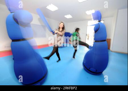 Bildnummer: 55394400  Datum: 24.05.2011  Copyright: imago/Xinhua (110525) -- HEFEI, May 25, 2011 (Xinhua) -- Students release themselves in a relaxation room in Anhui University in Hefei, capital of east China s Anhui Province, May 24, 2011. Anhui University launched its first relaxation room here on Tuesday where students came to cool down or let out of one s emotion. (Xinhua) (cxy) CHINA-ANHUI-HEFEI-RELAXATION ROOM (CN) PUBLICATIONxNOTxINxCHN Gesellschaft CHN Bildung Universität Studenten Stressabbau Stress kurios Entspannung premuimd kbdig xng 2011 quer     Bildnummer 55394400 Date 24 05 20 Stock Photo