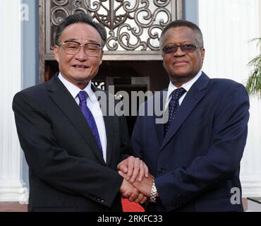 Bildnummer: 55395772  Datum: 25.05.2011  Copyright: imago/Xinhua (110525) -- CAPE TOWN, May 25, 2011 (Xinhua) -- Wu Bangguo (L), chairman of the Standing Committee of the National People s Congress of China, shakes hands with Speaker of South African National Assembly Max Sisulu in Cape Town, South Africa, May 25, 2011. (Xinhua/Liu Jiansheng)(mcg) SOUTH AFRICA-CHINA-WU BANGGUO-SISULU-TALKS PUBLICATIONxNOTxINxCHN Politik People Südafrika Kapstadt xo0x kbdig xub 2011 quadrat premiumd     Bildnummer 55395772 Date 25 05 2011 Copyright Imago XINHUA  Cape Town May 25 2011 XINHUA Wu Bangguo l Chairma Stock Photo