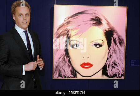 HONG KONG, May 27, 2011 Xinhua -- American artist Andy Warhol s Debbie Harry is on display during a media preview in Hong Kong, south China, May 27, 2011. A total of 21 pieces of Sotheby s highlights of the London Summer Sale Series of Impressionist & Modern and Contemporary Art were exhibited in Hong Kong during a media preview on Friday. Xinhua/Song Zhenping CHINA-HONGKONG-AUCTION-PREVIEW CN PUBLICATIONxNOTxINxCHN Stock Photo